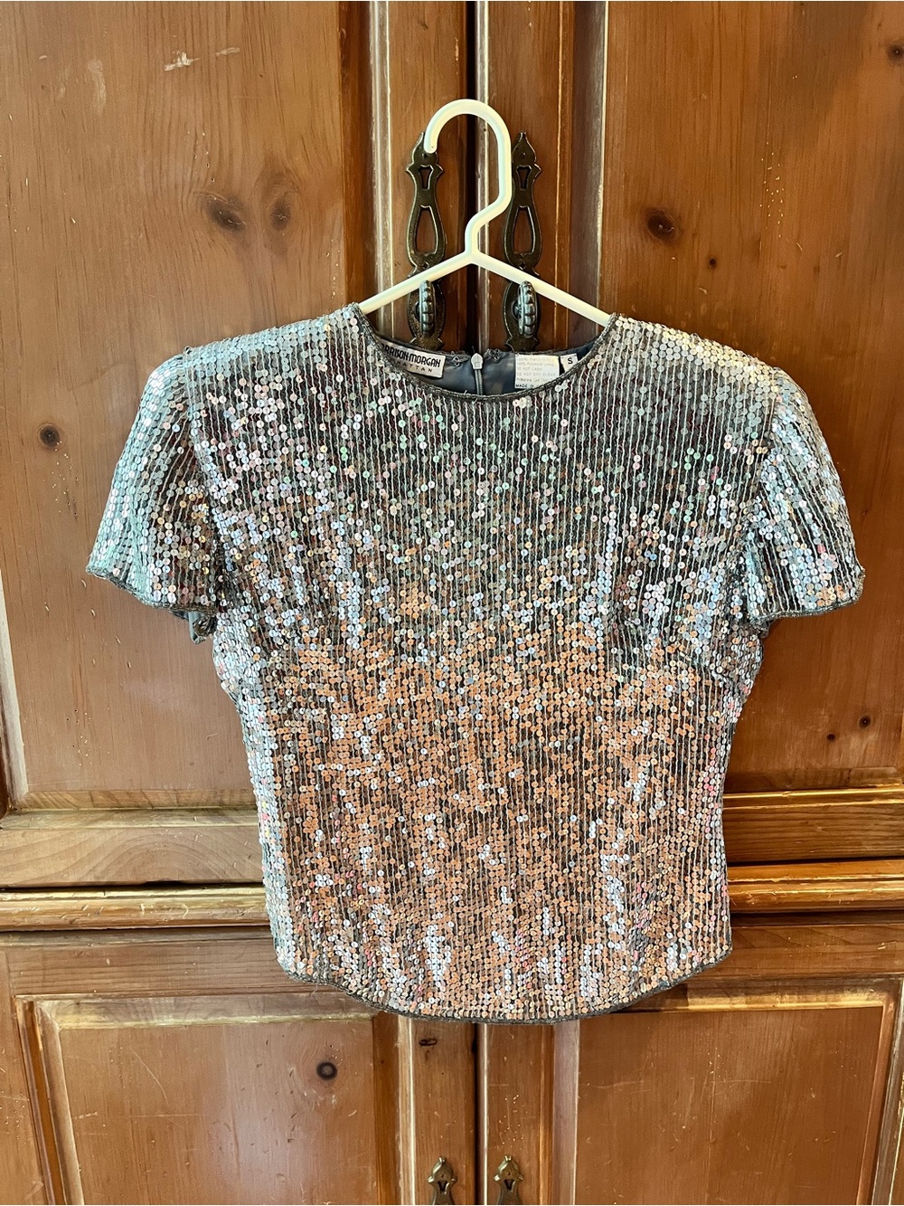 HARRISON MORGAN. SILVER SPARKLY SEQUINED SHORT SLEEVE ROUND NECK  TOP. SMALL